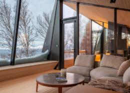 Aurora Lodge 2, vardagsrum med stora panoramafönster