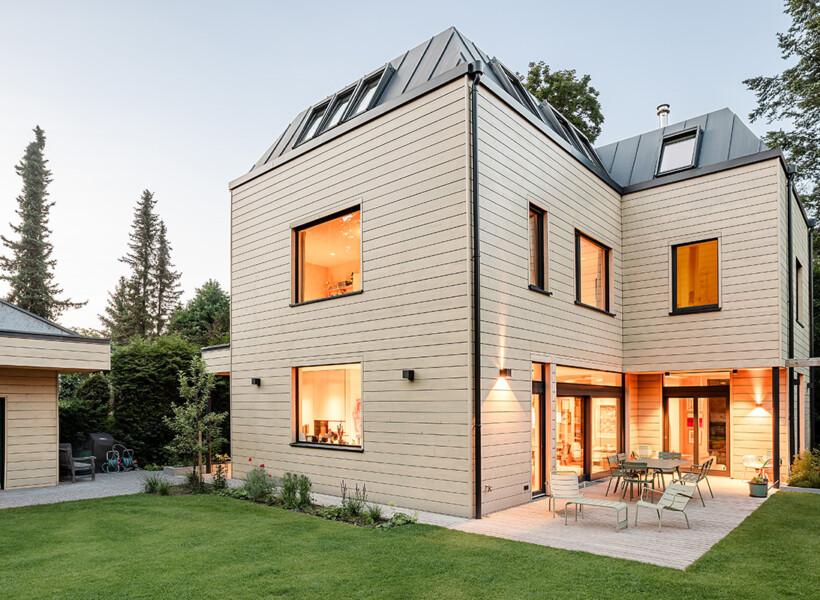 Modernt timmerhus i stadsmiljö i Berlin
