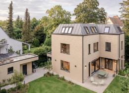 Ett modernt timmerhus passar även fint in i en urban miljö