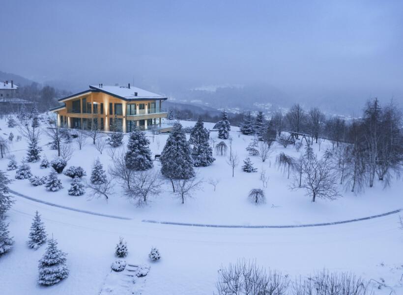 Timmerhus i ett snötäckt landskap i Bulgarien