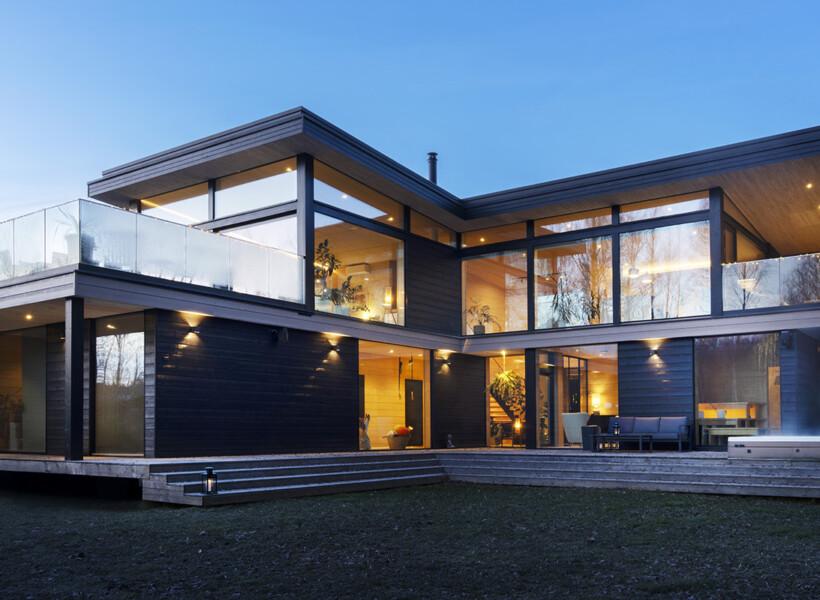 Svart tvåvånings trähus Villa Lumo